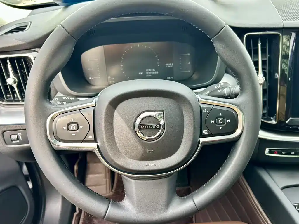 Volvo XC60 — фото 11