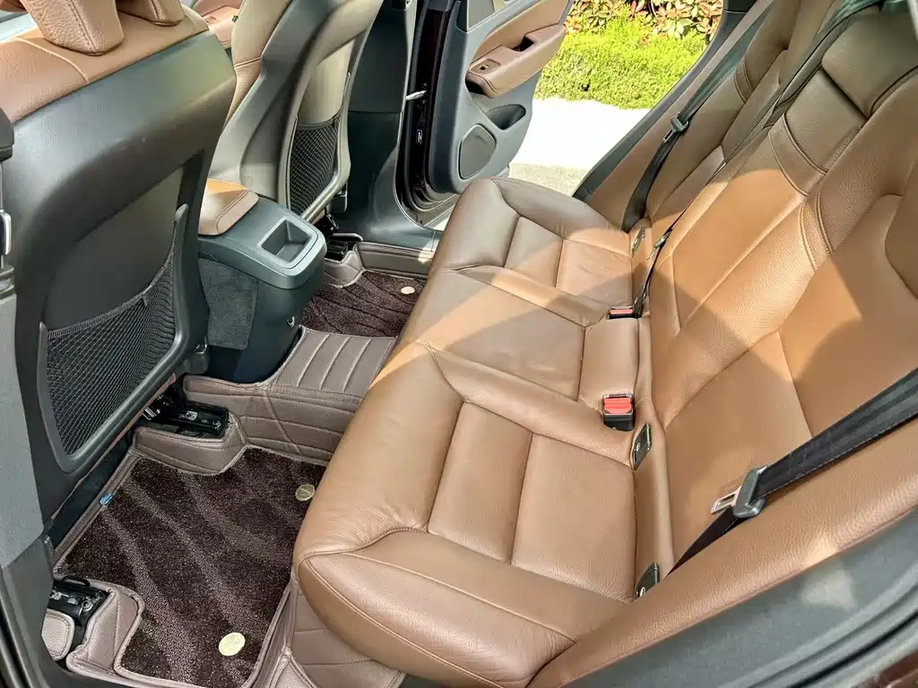 Volvo XC60 — фото 10