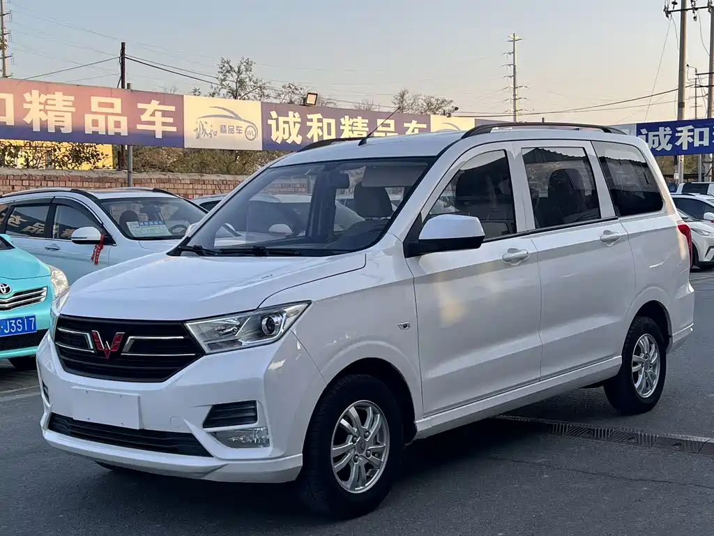 Wuling Hongguang — фото 1