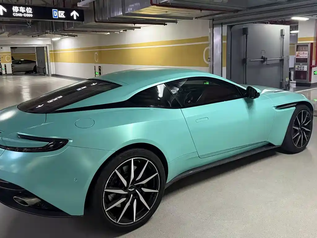 Aston Martin DB11 — фото 6