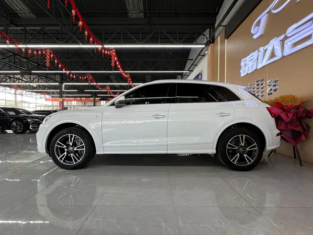 Audi Q5L — фото 13