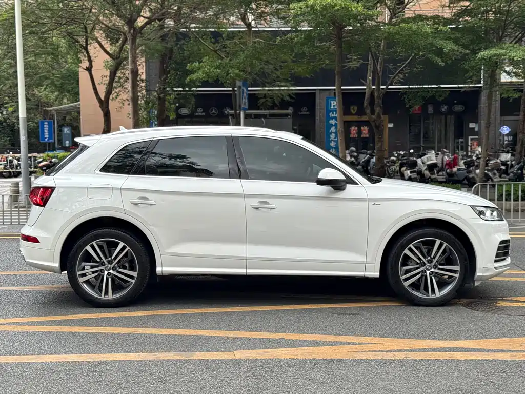 Audi Q5L — фото 17
