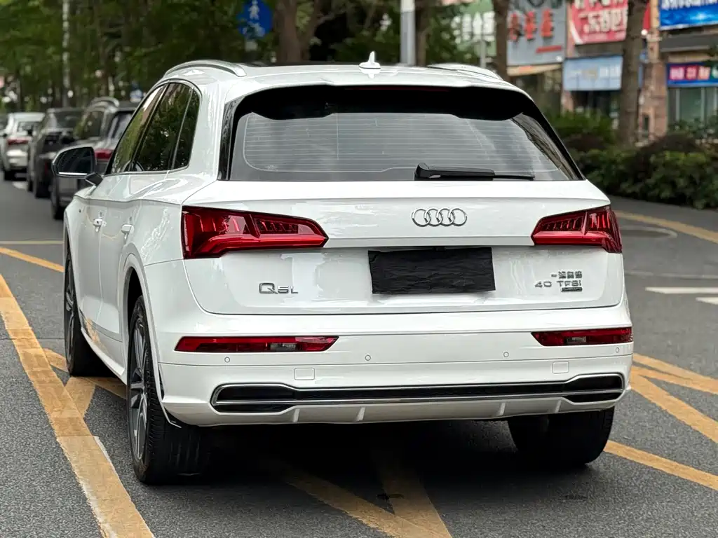 Audi Q5L — фото 19