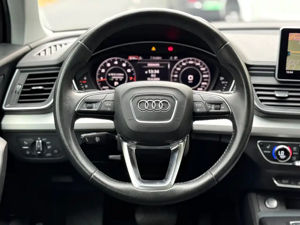 Audi Q5L — фото 6