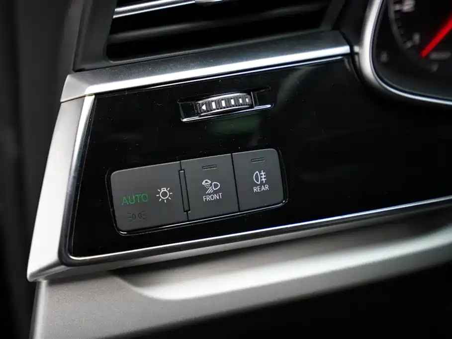 Audi Q8 — фото 7