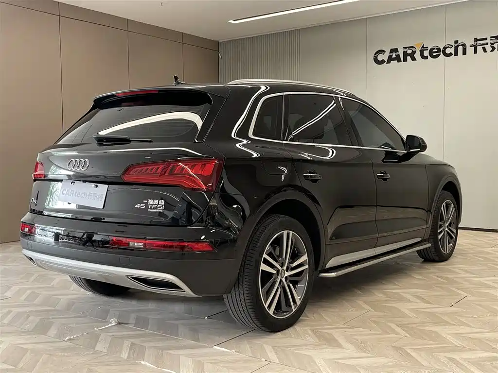 Audi Q5L — фото 5