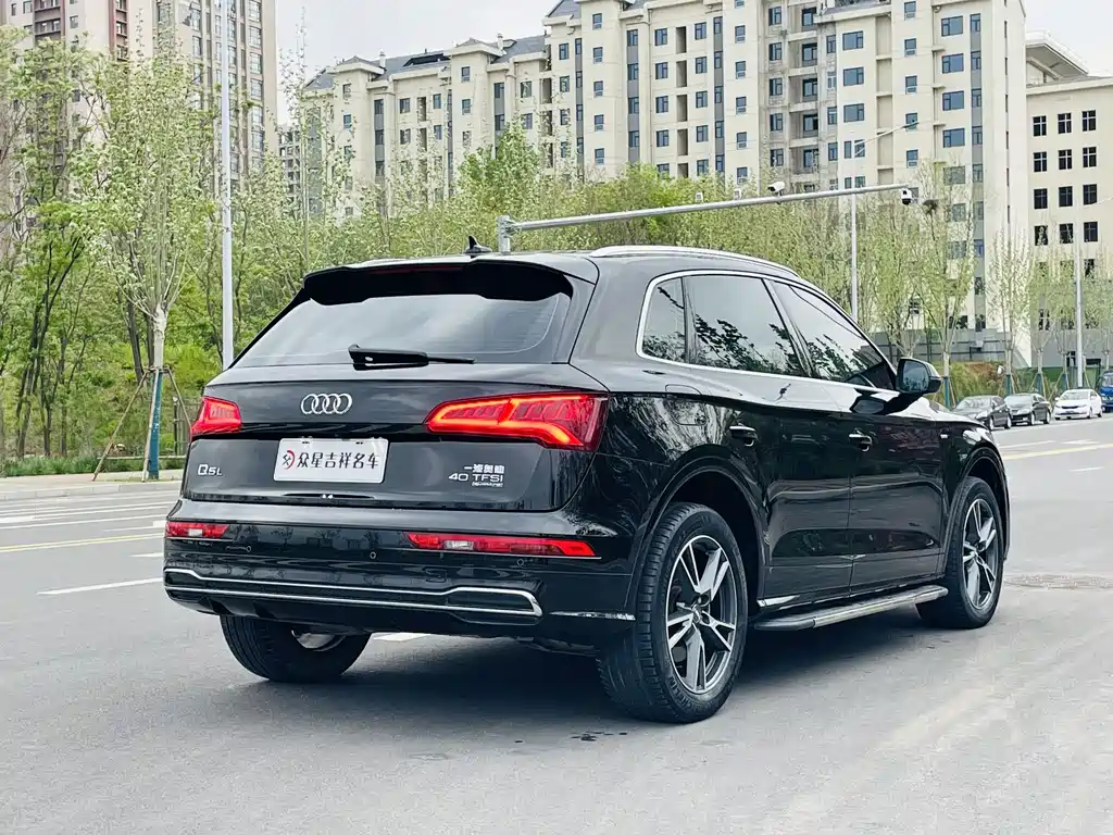 Audi Q5L — фото 18