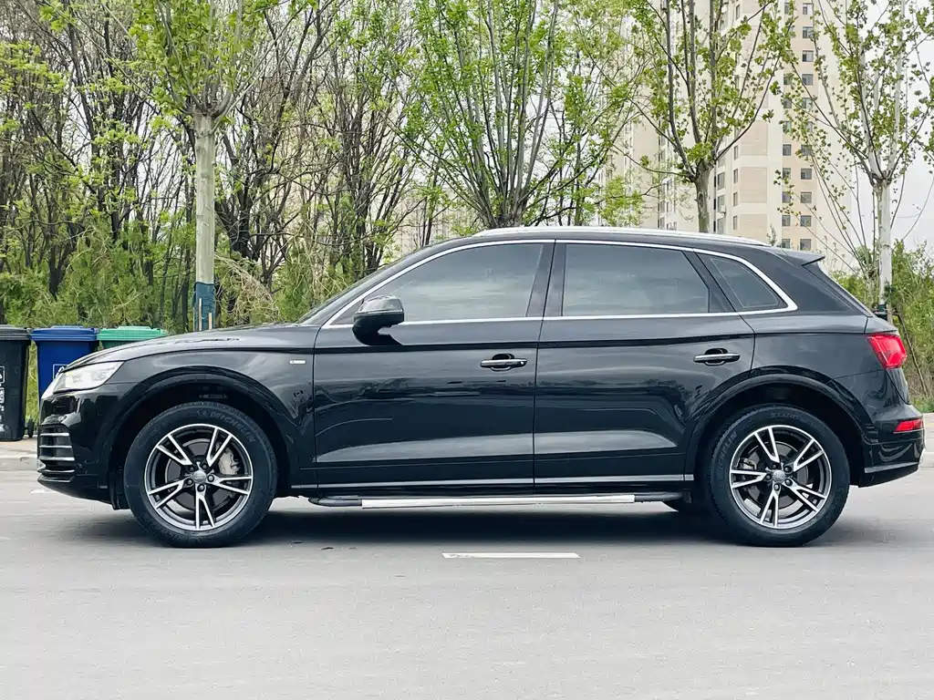 Audi Q5L — фото 23
