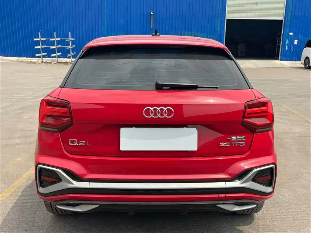 Audi Q2L — фото 6