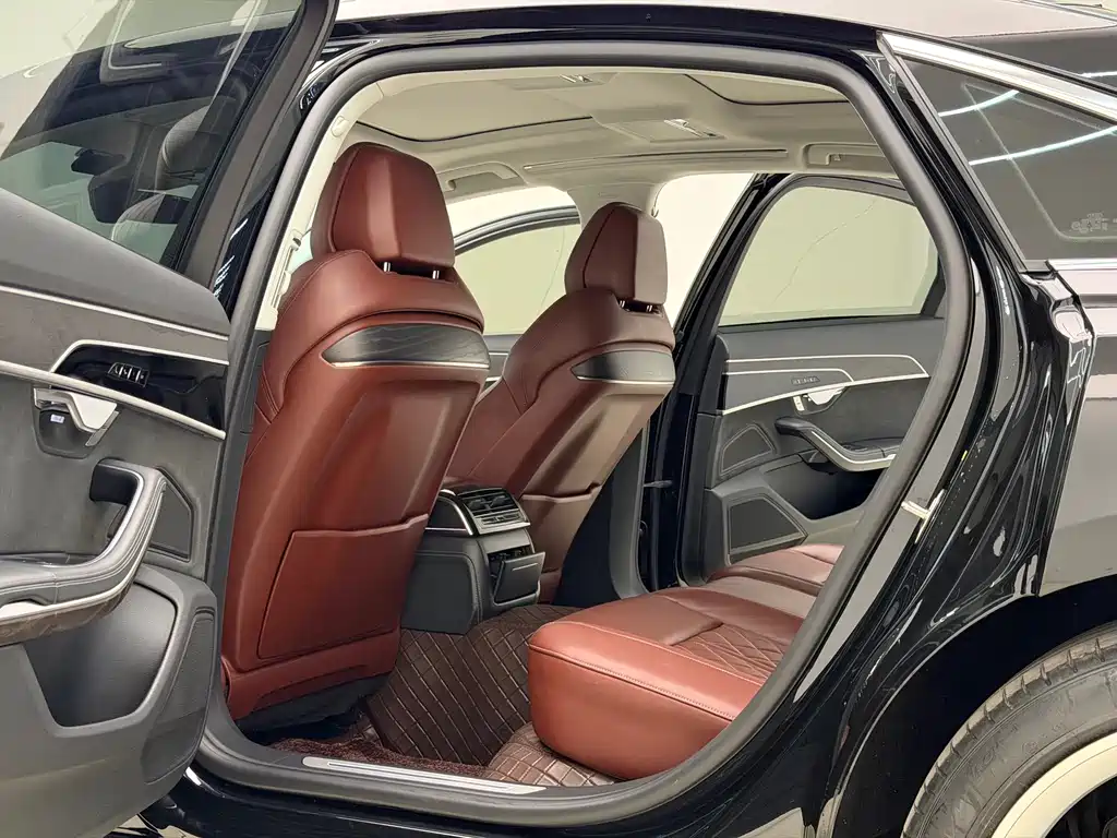 Audi A8 — фото 11