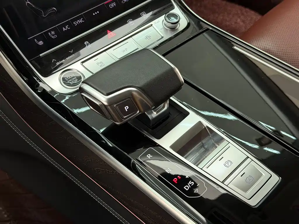 Audi A8 — фото 28