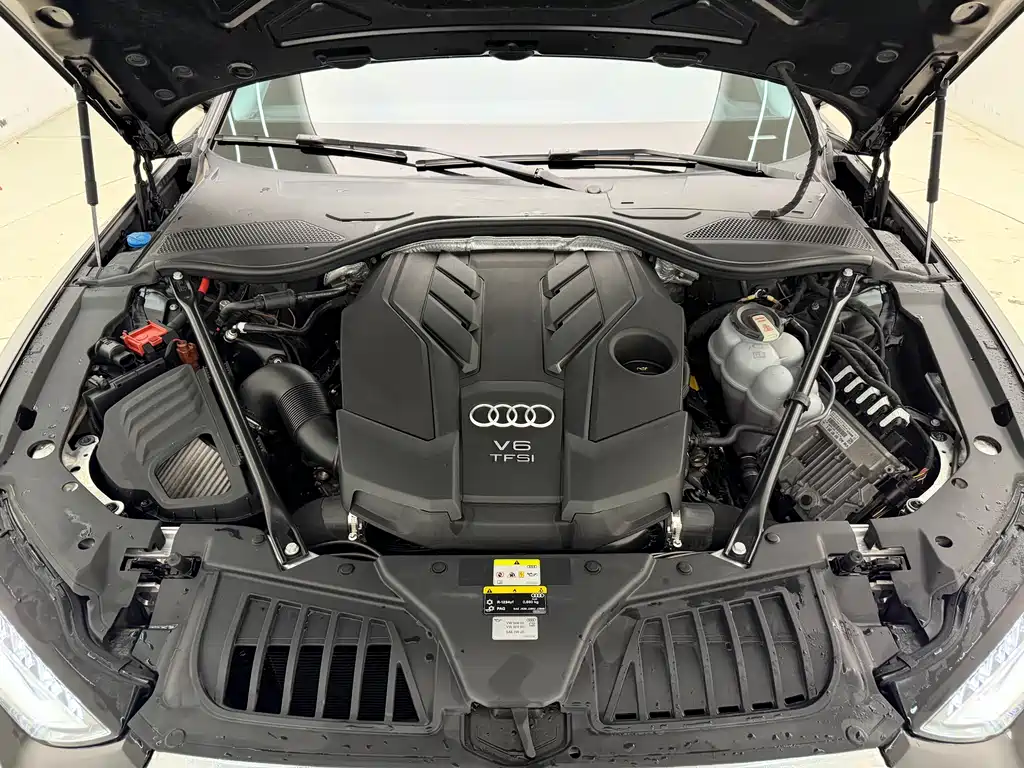 Audi A8 — фото 32