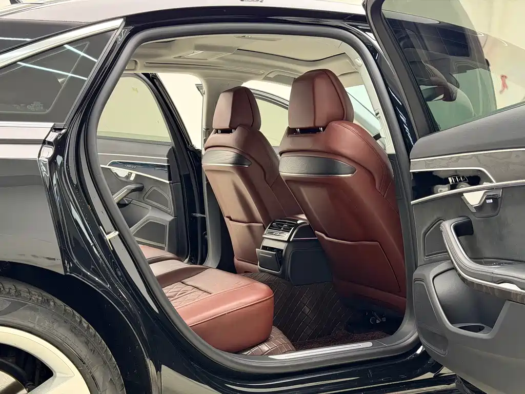 Audi A8 — фото 10