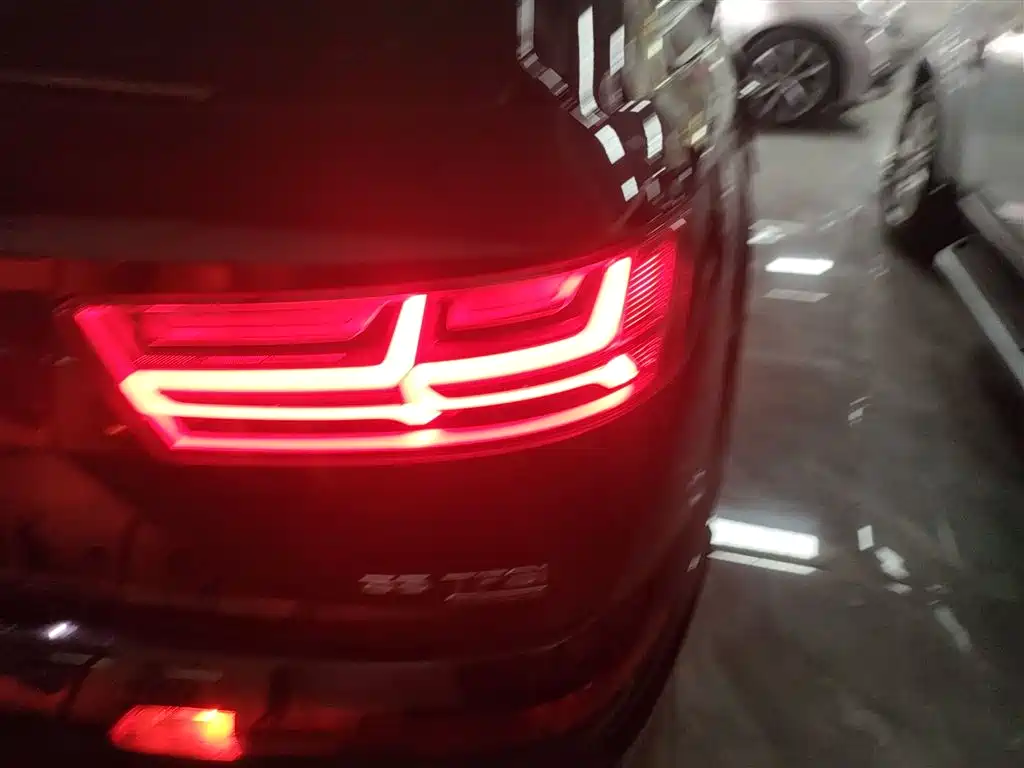 Audi Q7 — фото 8