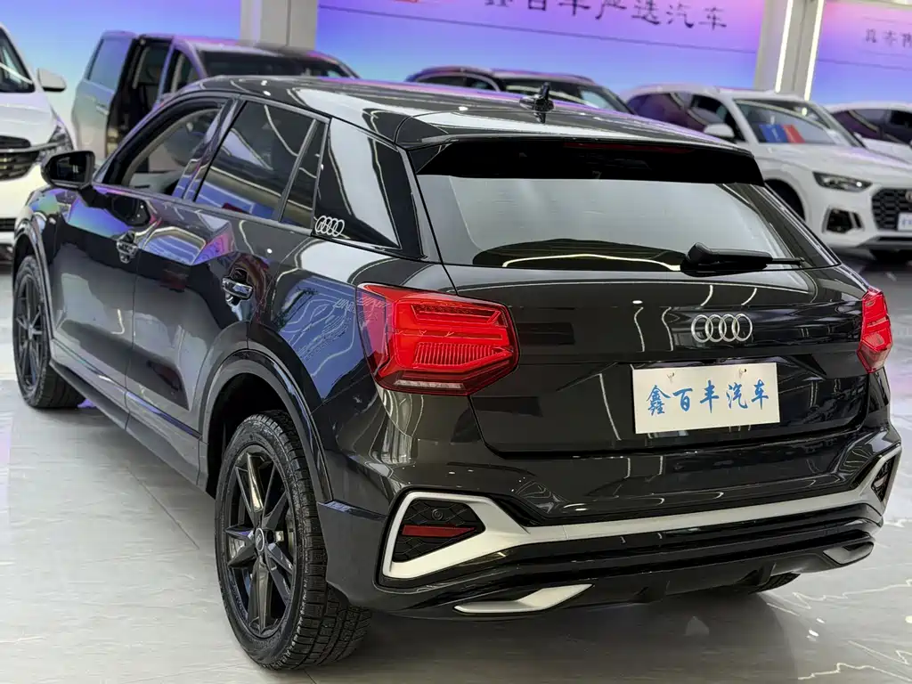 Audi Q2L — фото 10