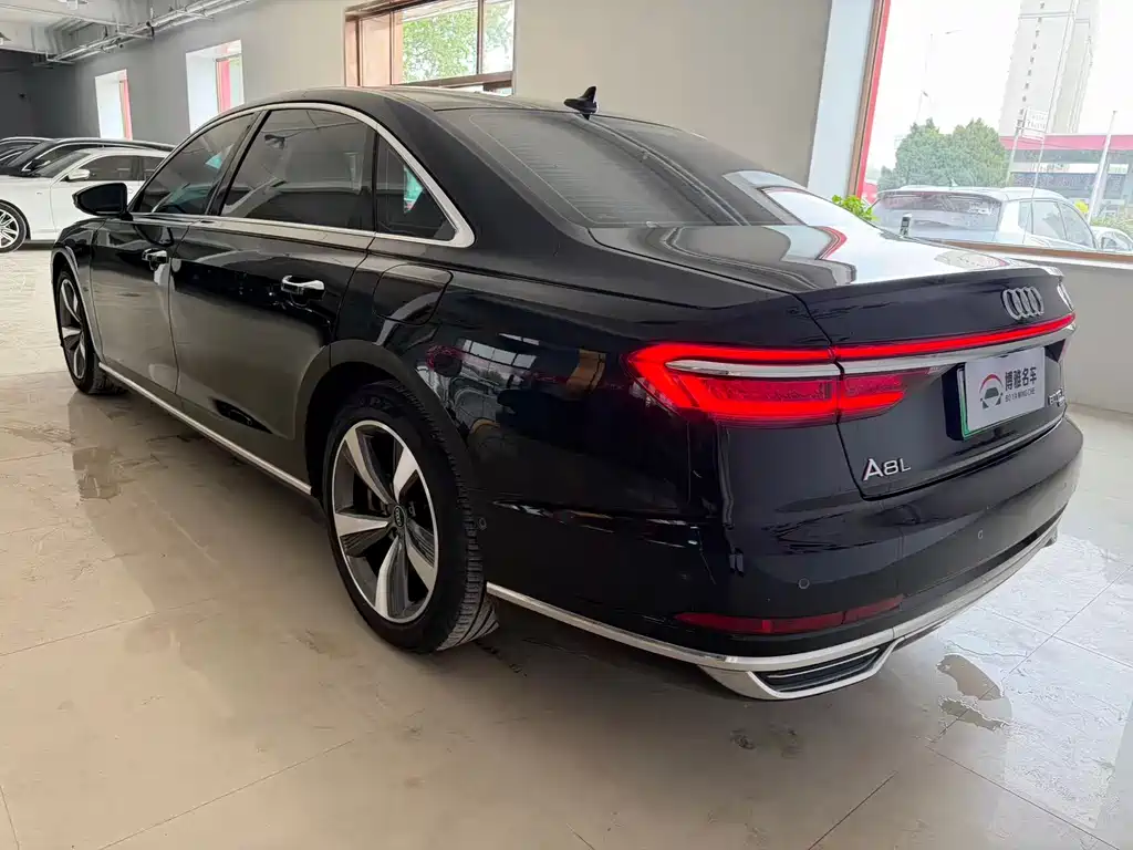 Audi A8 — фото 6