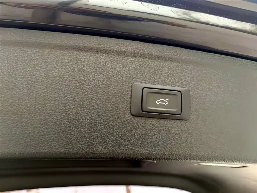 Audi Q5L — фото 17