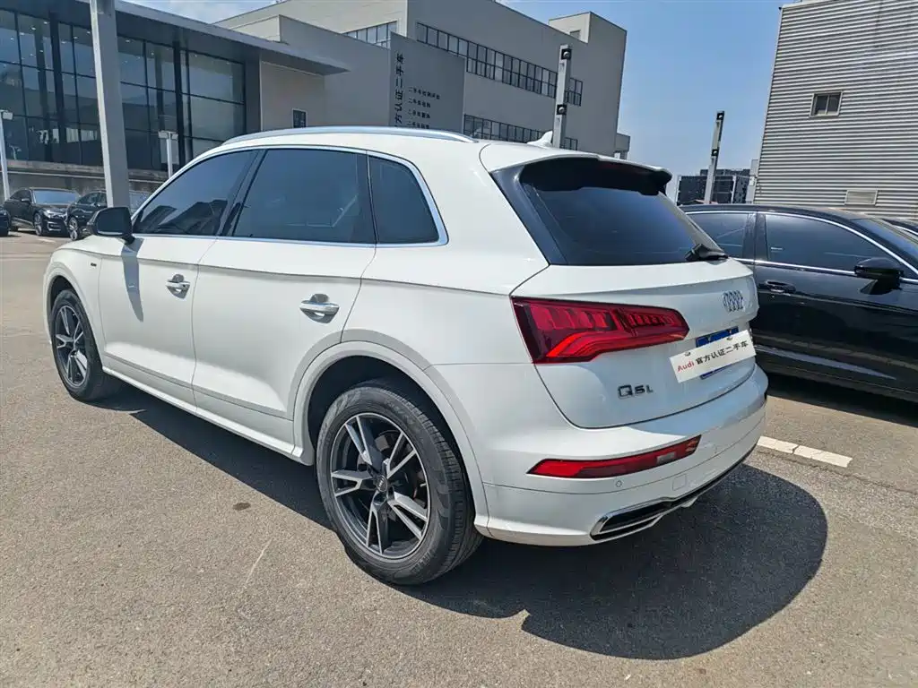 Audi Q5L — фото 3