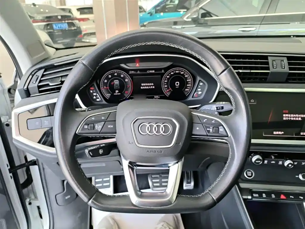 Audi Q3 — фото 11