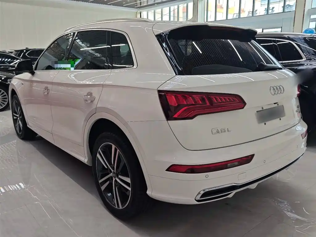 Audi Q5L — фото 5
