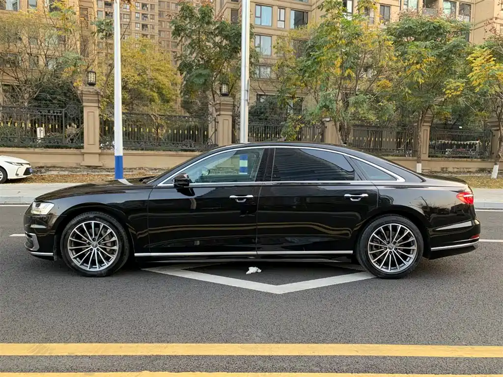 Audi A8 — фото 7