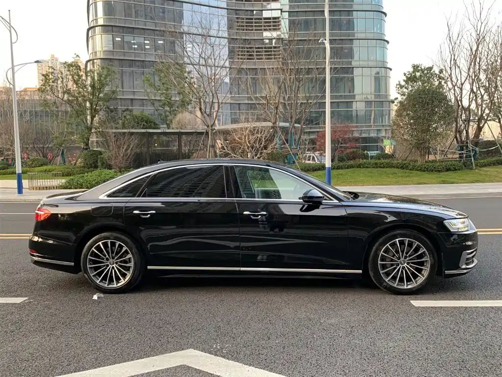 Audi A8 — фото 9