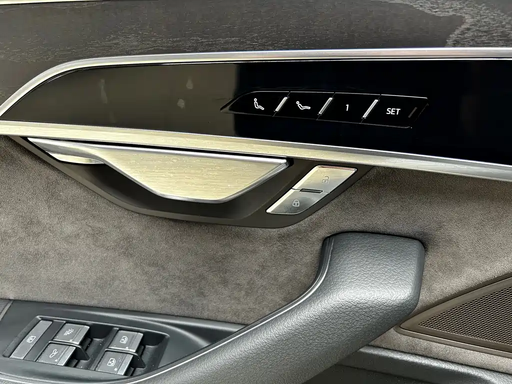 Audi A8 — фото 13