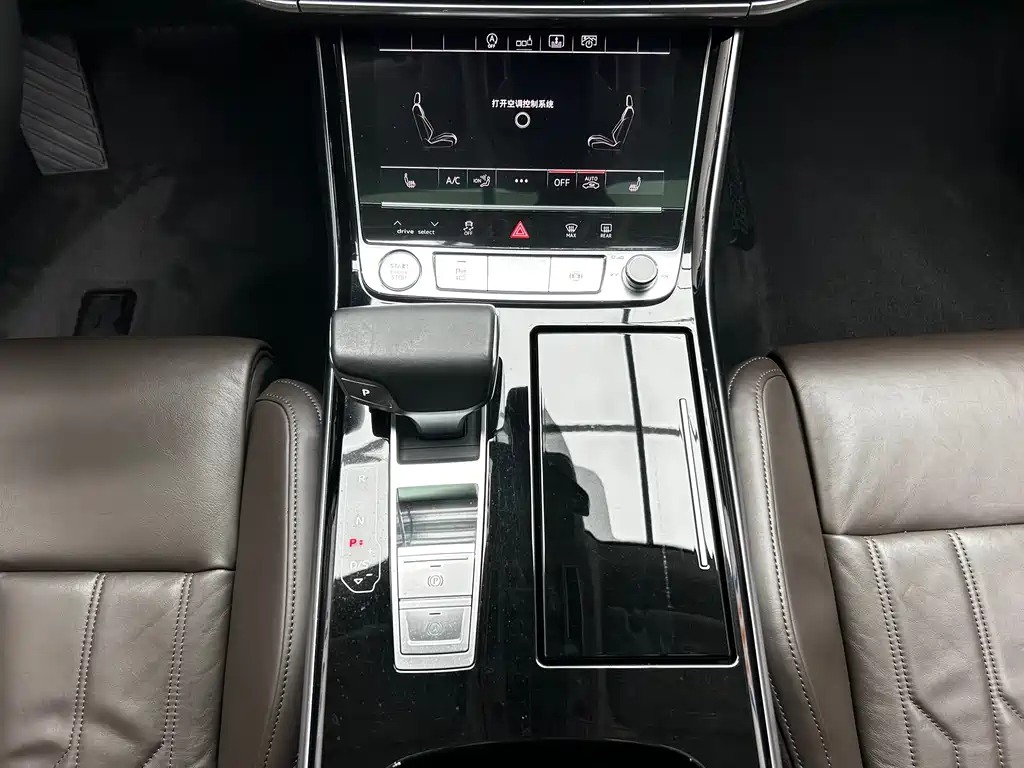 Audi A8 — фото 18
