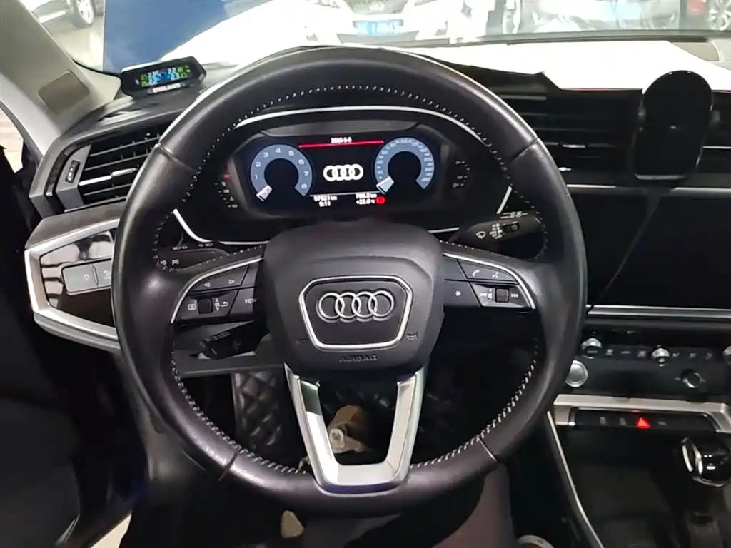Audi Q3 — фото 11