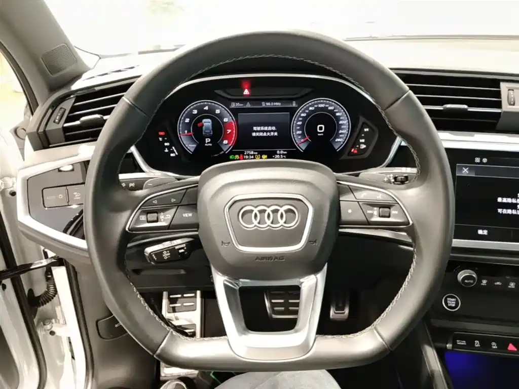 Audi Q3 — фото 11