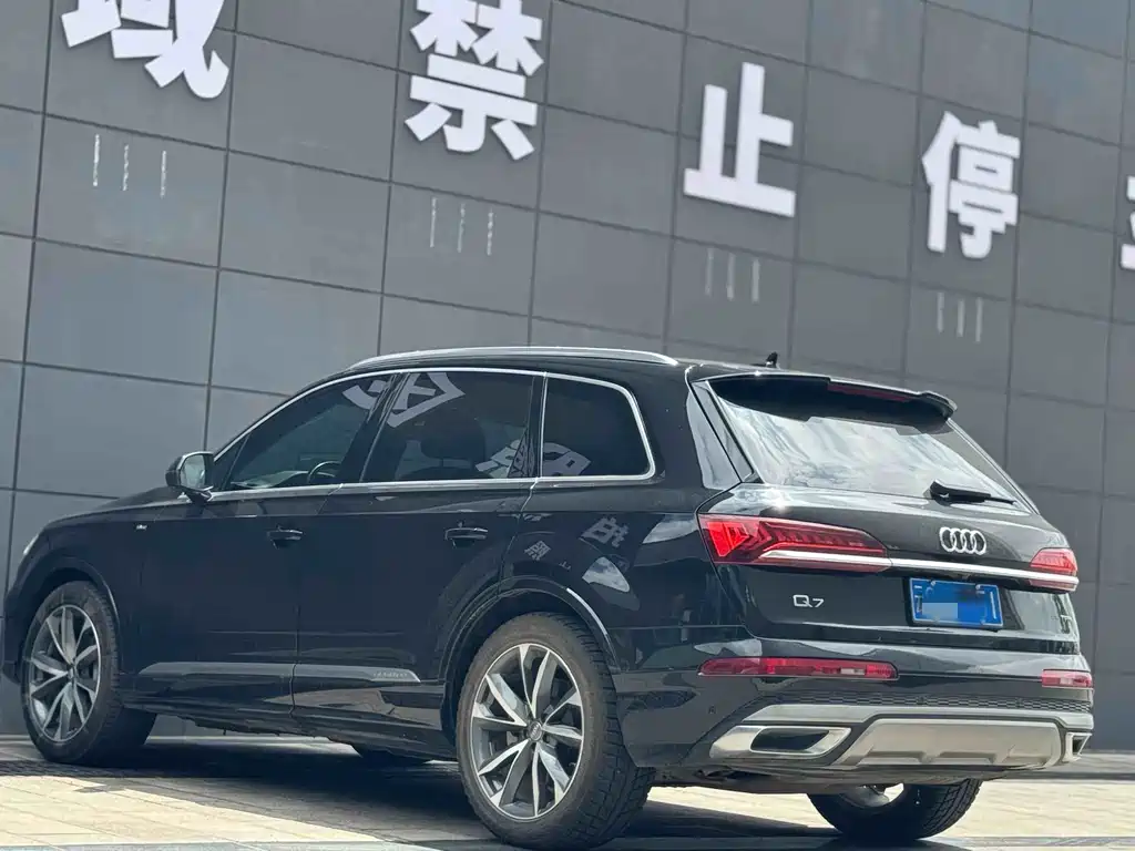 Audi Q7 — фото 21