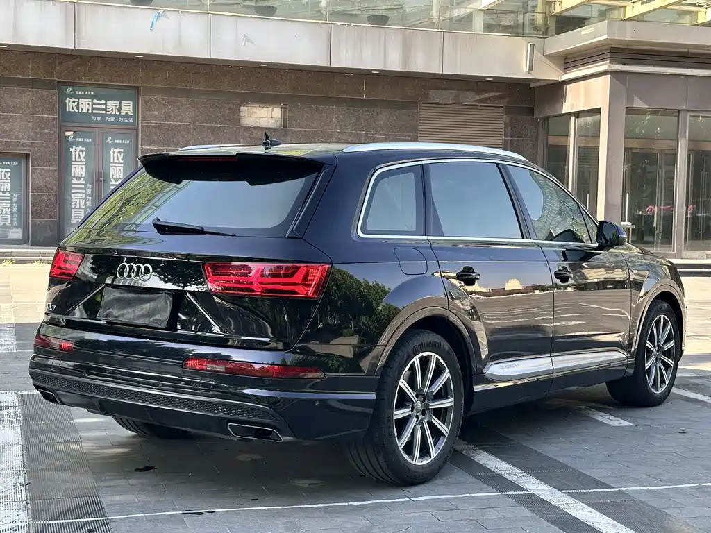 Audi Q7 — фото 9