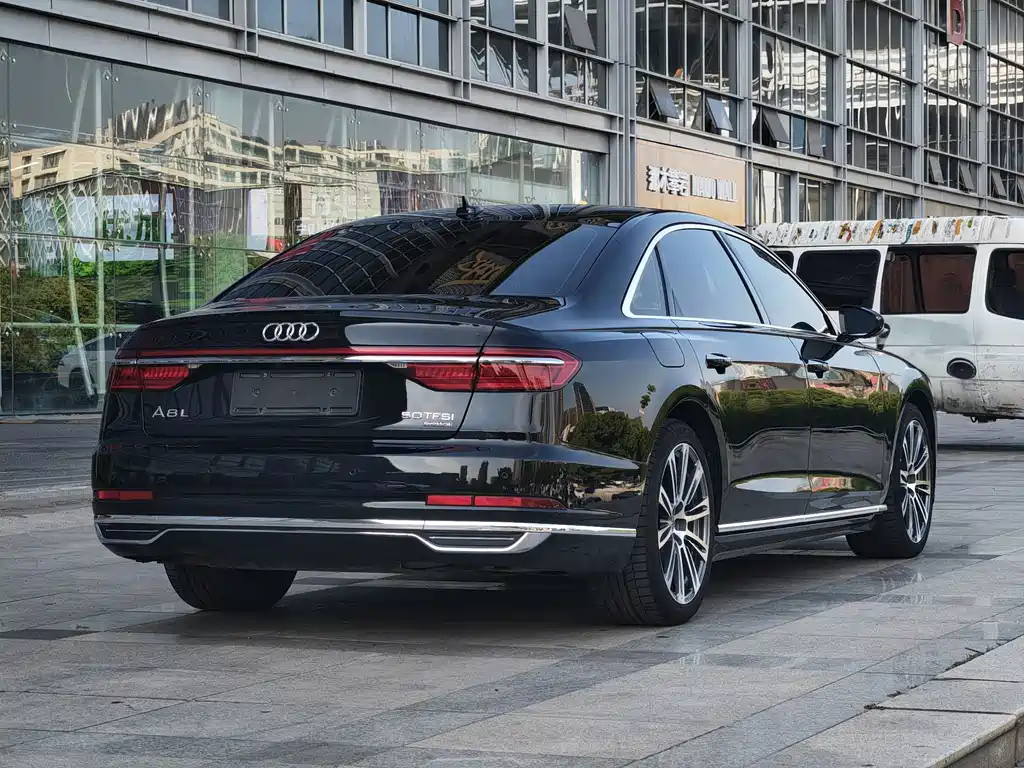 Audi A8 — фото 3