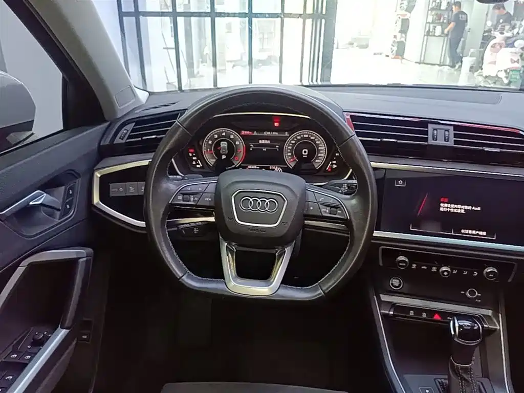Audi Q3 — фото 11