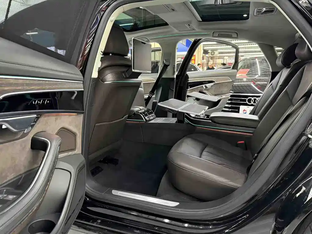 Audi A8 — фото 5