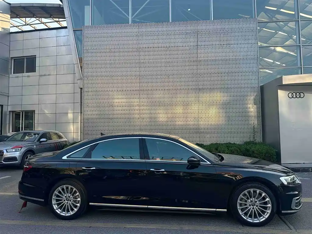 Audi A8 — фото 4