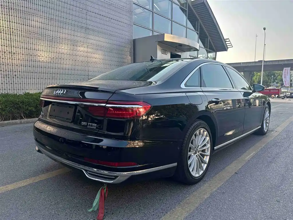 Audi A8 — фото 5