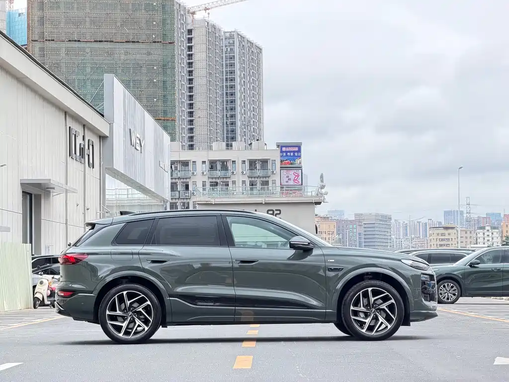 Audi Q6L e-tron — фото 23