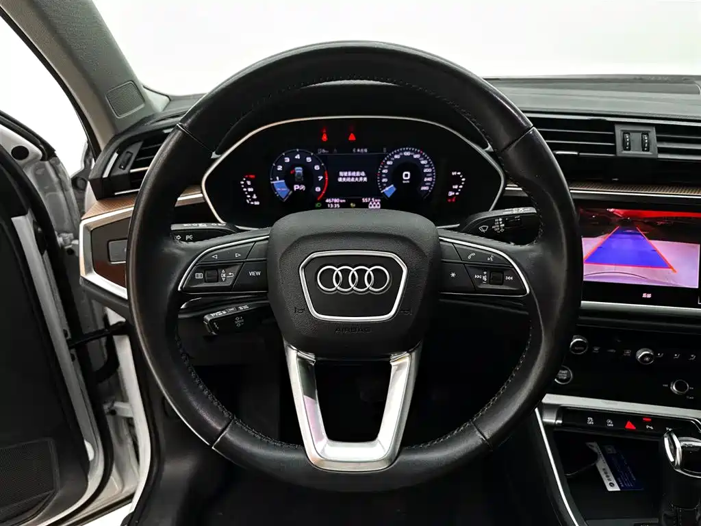 Audi Q3 — фото 11