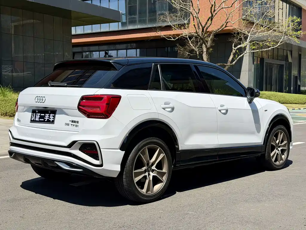Audi Q2L — фото 20