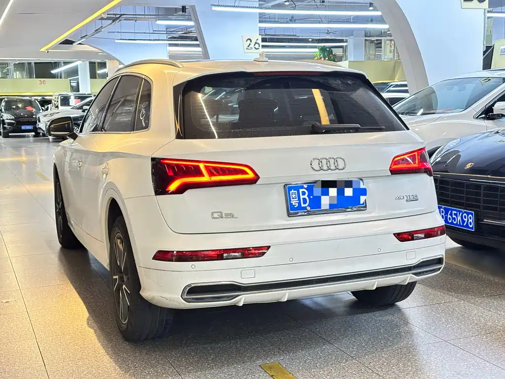 Audi Q5L — фото 9