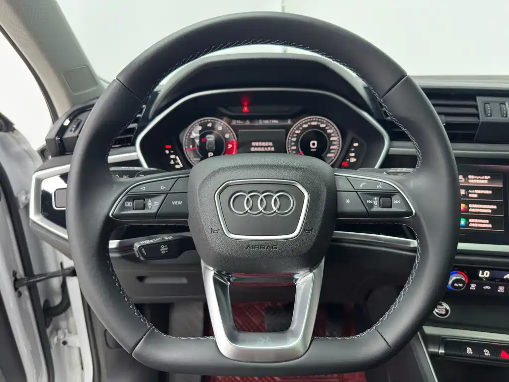 Audi Q3 — фото 14
