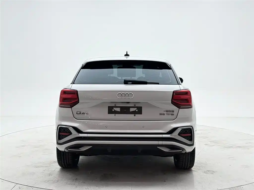 Audi Q2L — фото 5