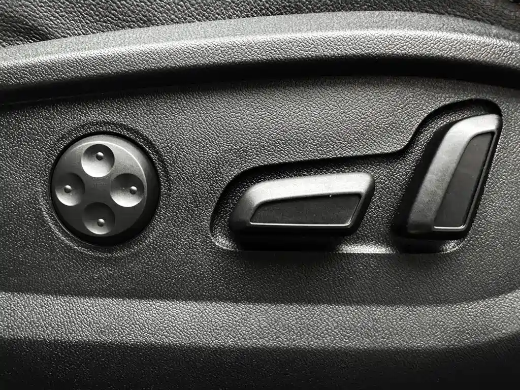 Audi Q2L — фото 17