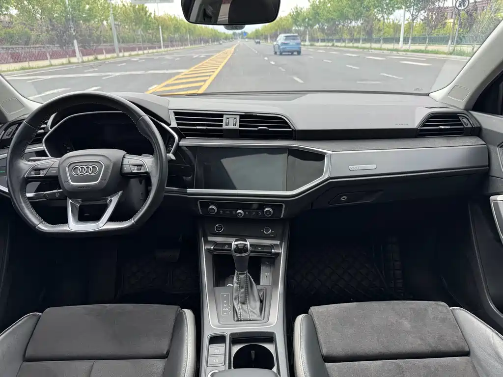 Audi Q3 — фото 14