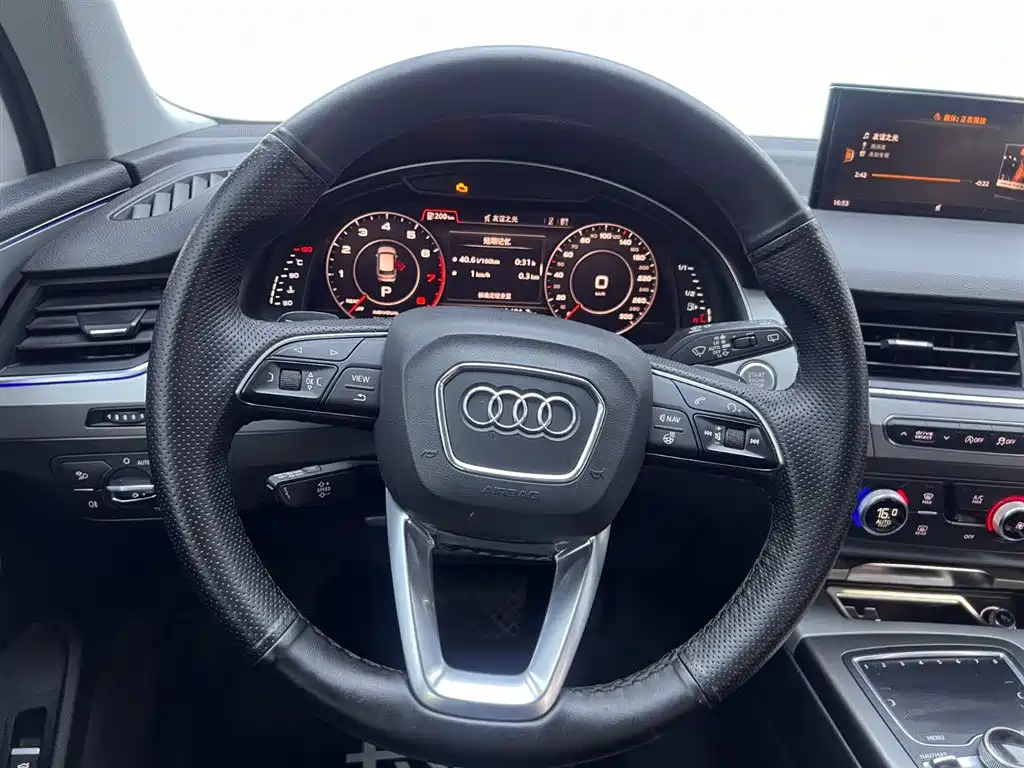 Audi Q7 — фото 22