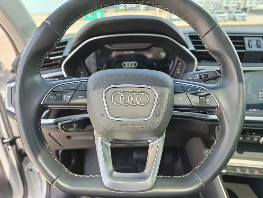 Audi Q3 — фото 11