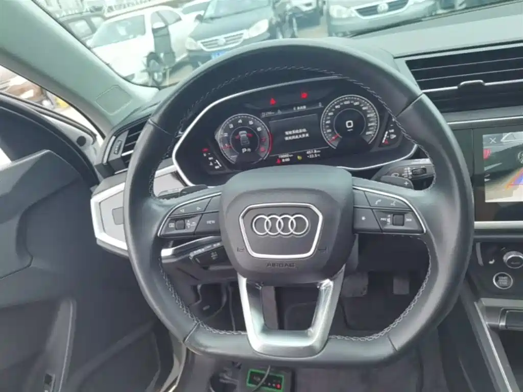 Audi Q3 — фото 11