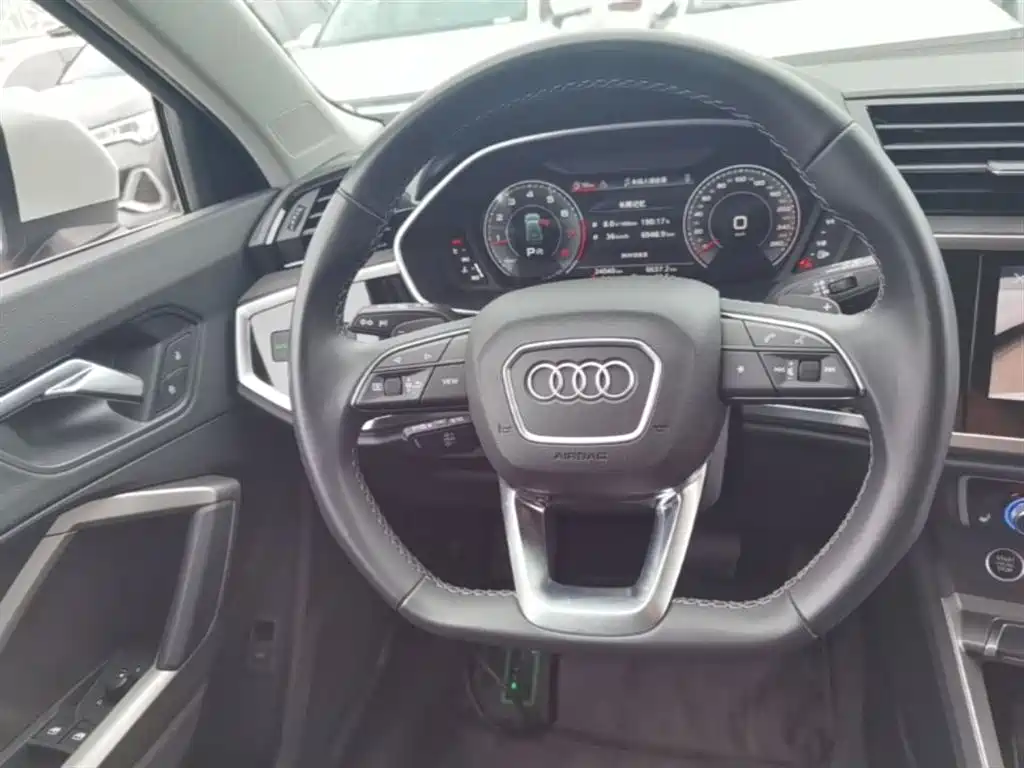 Audi Q3 — фото 11