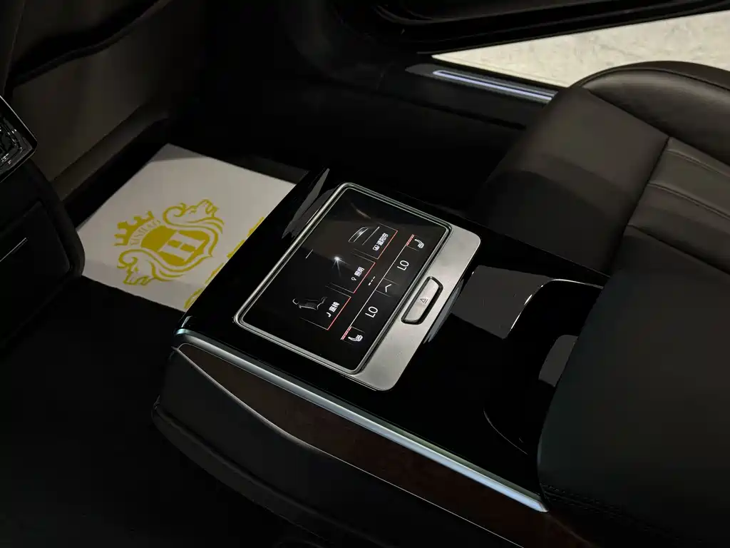 Audi A8 — фото 13